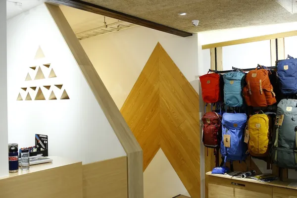 Rockland 巨蛋店_50度的坡度時候人體開始感覺困難的挑戰，從屋頂、櫃子斜度、空間裡的山形，都