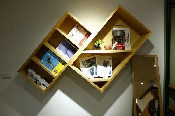 Rockland 巨蛋店_50度的坡度時候人體開始感覺困難的挑戰，從屋頂、櫃子斜度、空間裡的山形，都