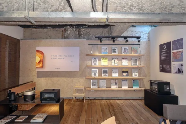 【圖說】「BALMUDA in boven cafe期間限定店」宛如都市叢林中的一本巨型雜誌，能不經