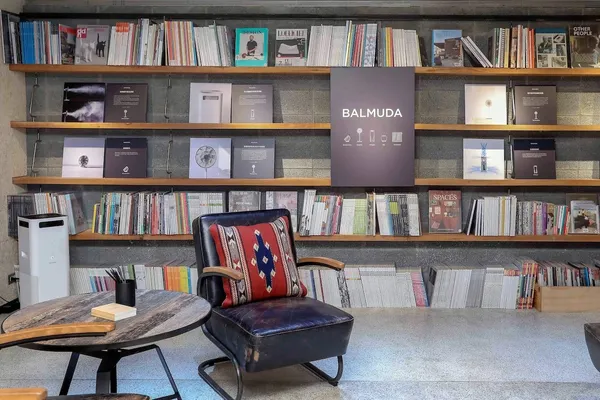 【圖說】「BALMUDA in boven cafe期間限定店」宛如都市叢林中的一本巨型雜誌，能不經