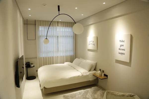 一趟自由的休日旅行：隱身台北大稻埕「門草行旅 The Door Inn」