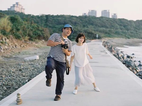 濱田英明（左）來台外拍過程中，與江沂宸 Cammy兩人俏皮合影。.jpg