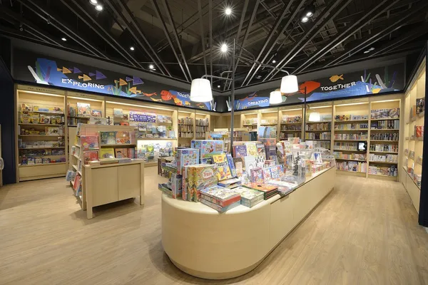 誠品生活台中三井店打造「收藏海洋的專門店」，兒童館設有海洋繪本牆.jpg