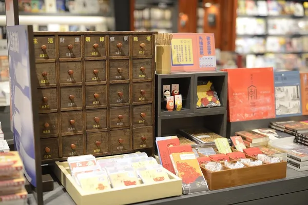 誠品生活台中三井店設立人生海海靈籤屋，讀者可求靈籤獲得對應靈書推薦.jpg