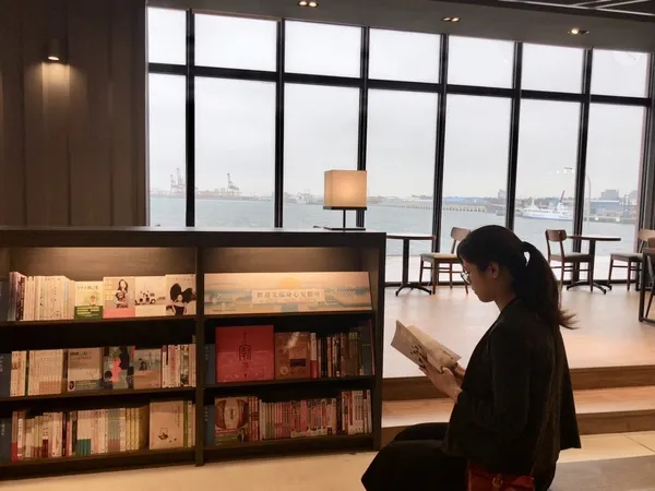 可以觀海閱讀的誠品生活台中三井店有25公尺寬落地大窗.jpg