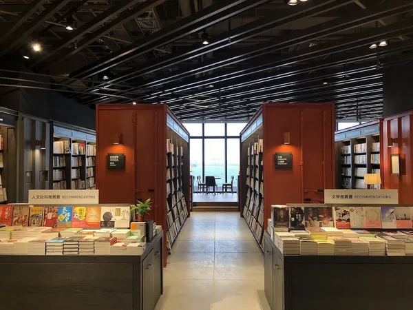 誠品生活台中三井店為可觀海閱讀的誠品書店.jpg