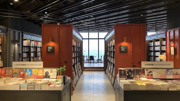 全台唯一海景誠品書店開幕：15座貨櫃書架、豐富海洋書籍，打造港邊閱讀氛圍