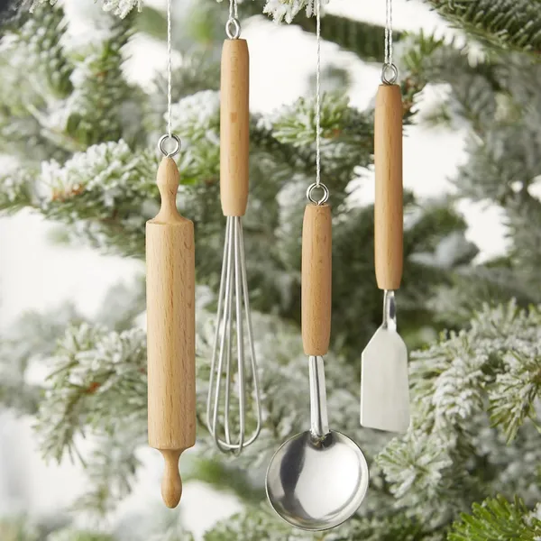 Crate and Barrel-Mini 廚房用具吊飾四入 $950.jpg