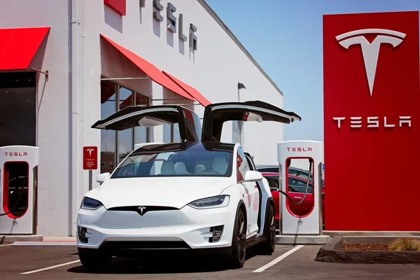 限編輯用途_shutterstock_593728589_tesla.jpg