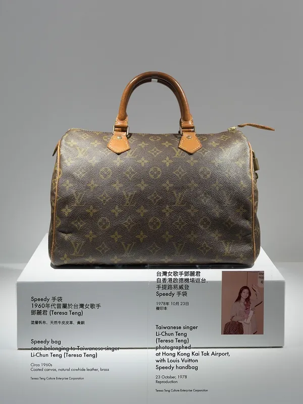 台灣傳奇女歌手鄧麗君於世界各地巡演鍾愛的Speedy手袋，於Louis Vuitton路易威登「時空