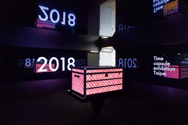 Louis Vuitton路易威登「時空‧錦‧囊」展間-魔幻行李箱.jpg