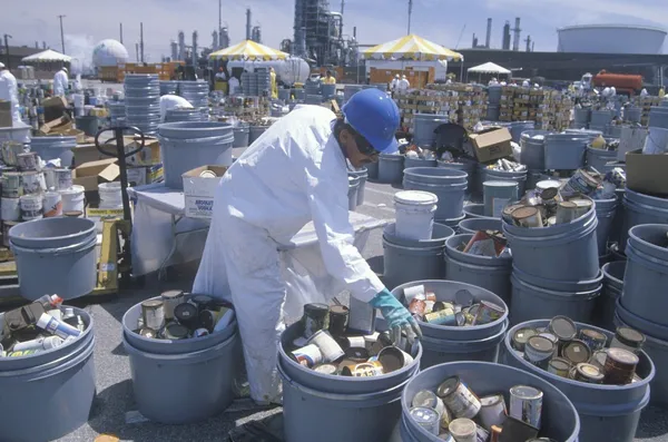 限編輯使用_shutterstock_recycling center_106925951.jpg