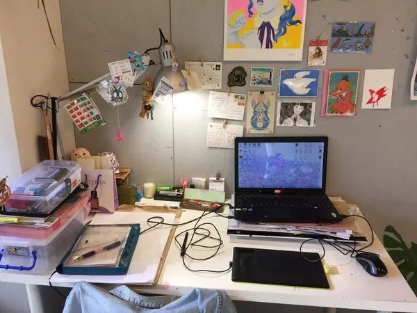 插畫家-夏仙-點讀華山-工作室桌子.jpg