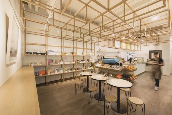 結合咖啡館、餐館、選品店和藝廊，新加坡藝術感複合空間──SPRMARKT