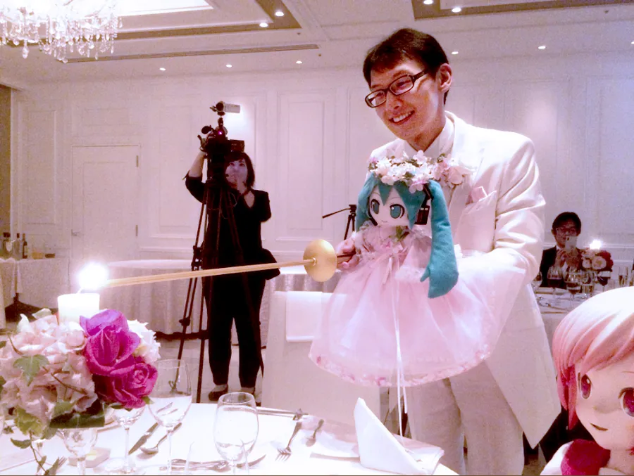 跨越次元的愛！和虛擬偶像初音結婚的日本男子