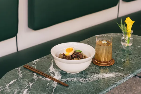 貳房苑潮州街_九層塔辣子雞仙草乾拌麵_楊桃氣泡飲 .jpg
