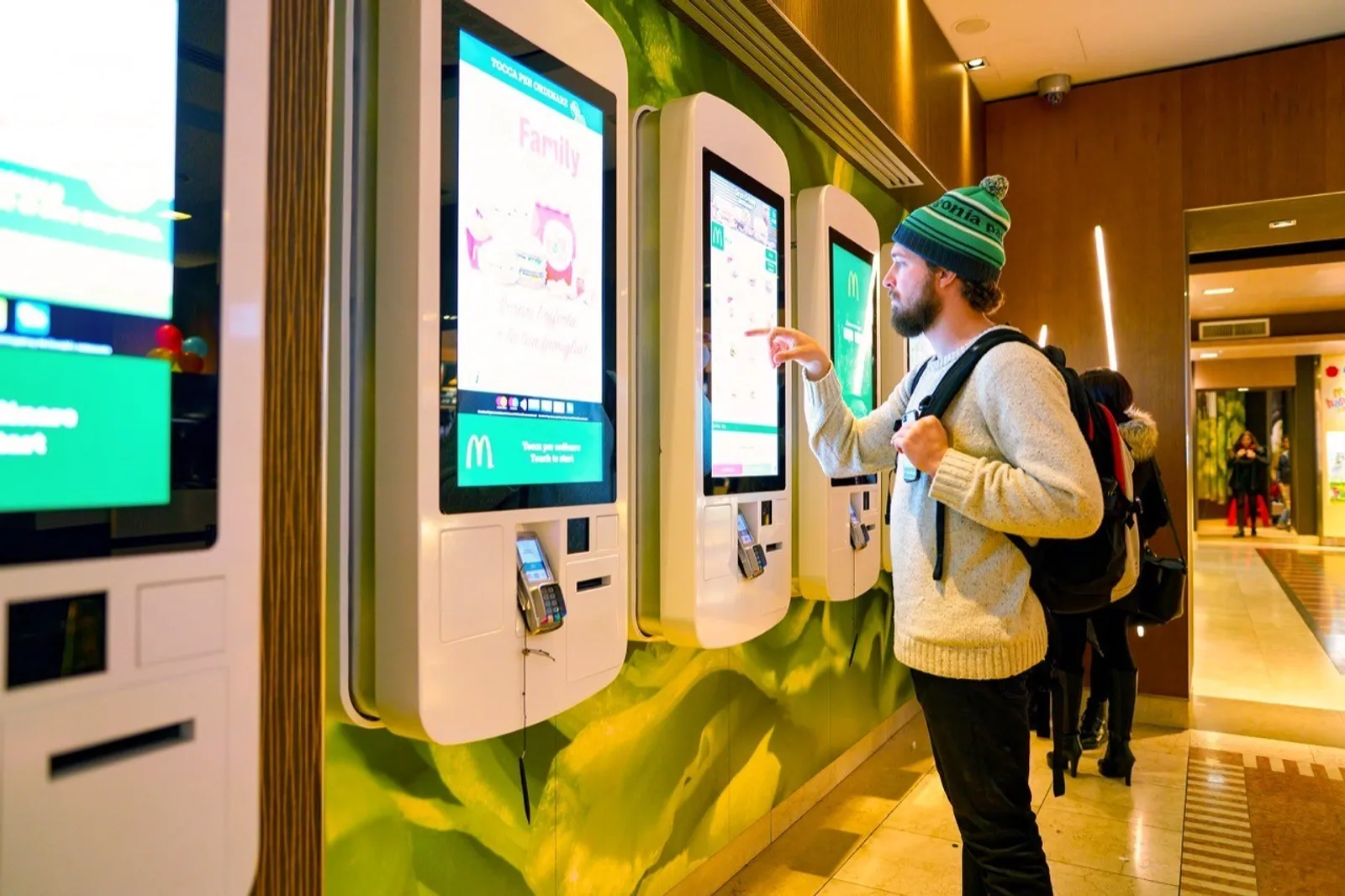 KIOSK 多元應用服務廣！幫店家把來客變會員，提效增營收
