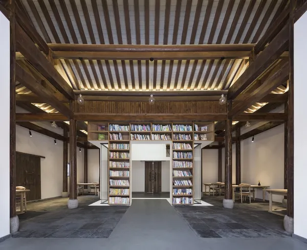 中國南京-蔣山書舍-08回望大廳與天井書架.jpg
