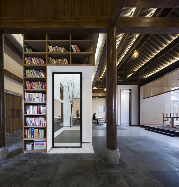 中國南京-蔣山書舍-06大廳書架及天井冥想空間.jpg