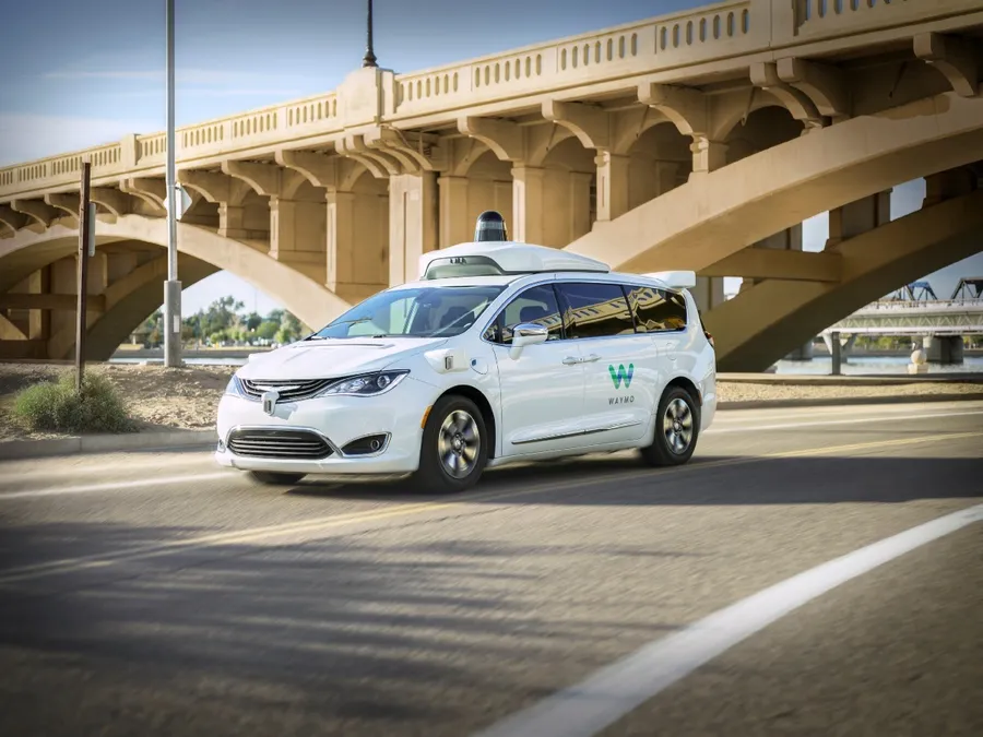 推全球第一個無人計程車服務還不夠！Waymo要開無人車工廠自己造車
