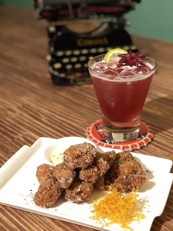 神農青舍餐酒館＿腐乳起士炸雞＋洛神輕調 ＿特選小農私藏豆腐乳、友善耕種洛神花、在地釀有機香米酒作基底