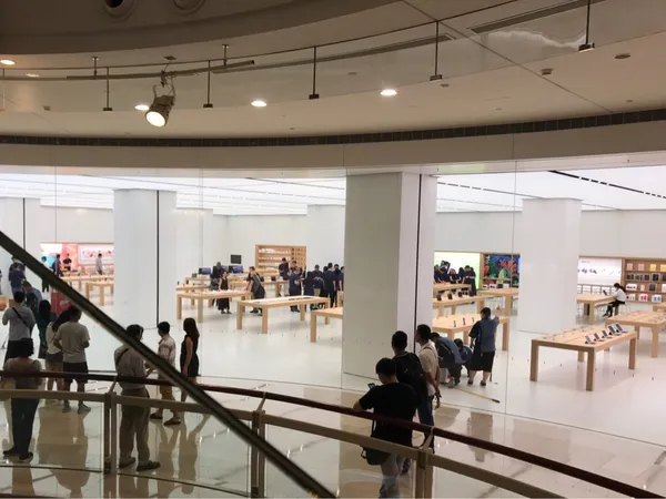 apple store.jpg