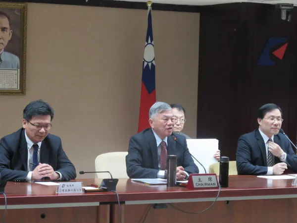 經濟部長沈榮津（中）