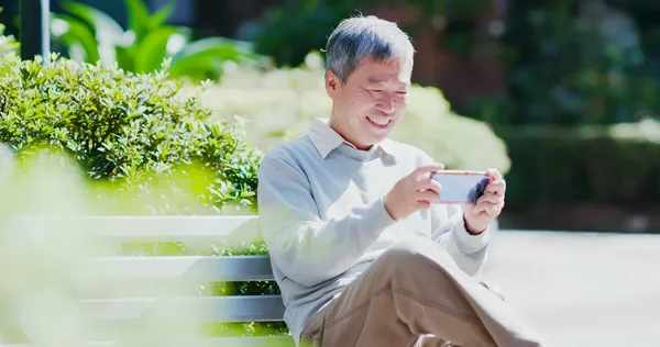 elder_phone.jpg