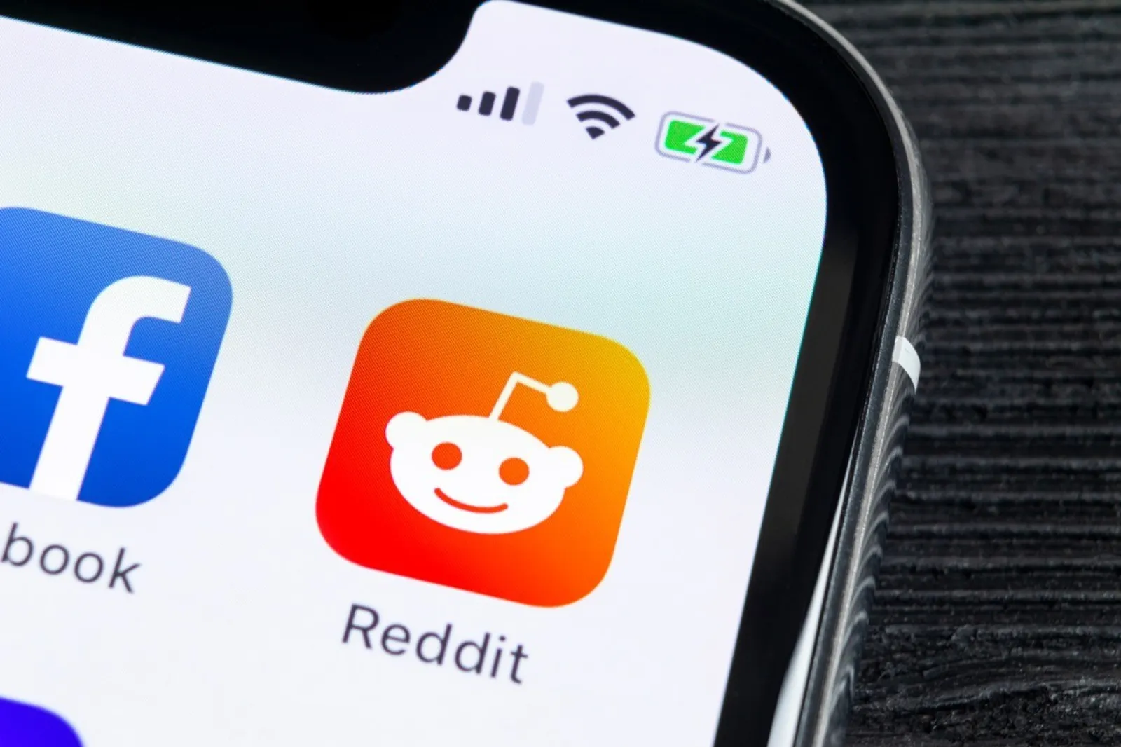 Reddit、Spotify 紛紛收購內容審查新創，以 AI 審查不當言論有哪些隱憂？