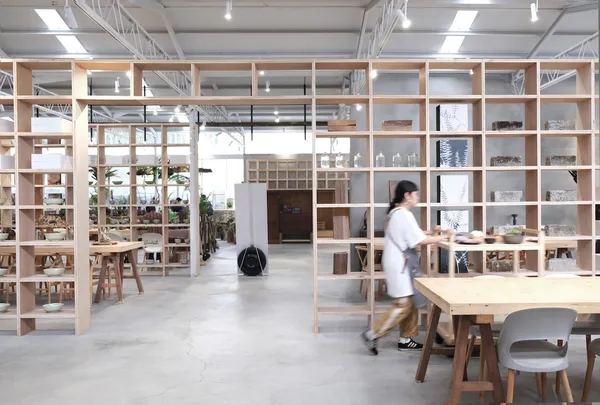 空氣圖書館＿室內空間以圖書館為概念，以書架取代水泥牆打造出通透感的空間運用.jpg