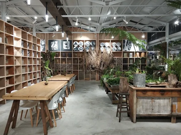 空氣圖書館＿書架上擺放梅山特有植物的剪影插畫，讓人可以藉由插畫更加了解梅山植物生態1.jpg