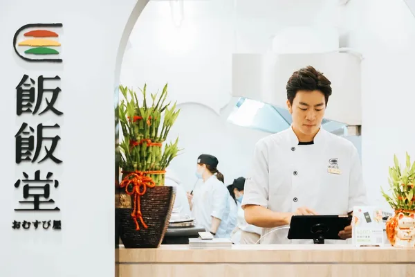飯飯堂-店員製作握飯丸 (1).jpg