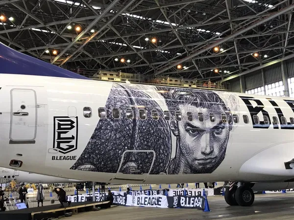 井上雄彥B聯賽彩繪班機02.jpg