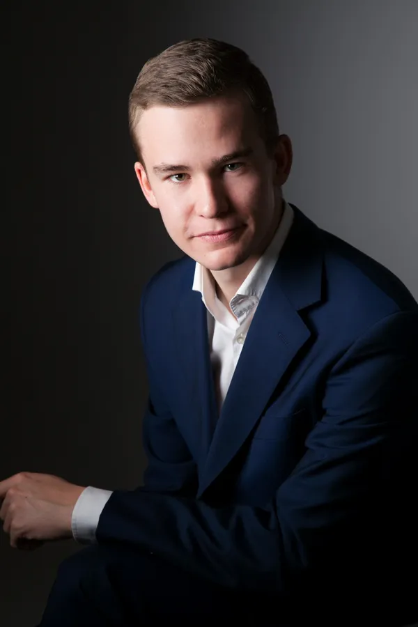 Kai Kloepfer Headshot_Kai Kloepfer官網.jpg