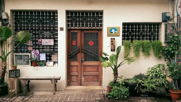 從西服加工廠到老屋民宿：台南神農街底，與300歲榕樹相伴的60年古厝「神榕一四七」