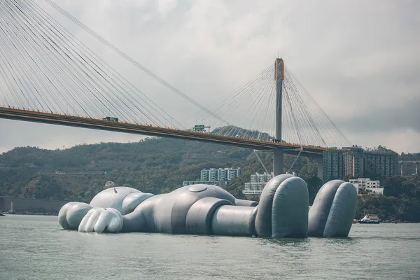 KAWS香港展出321_1_TingKauBridge_4.jpg