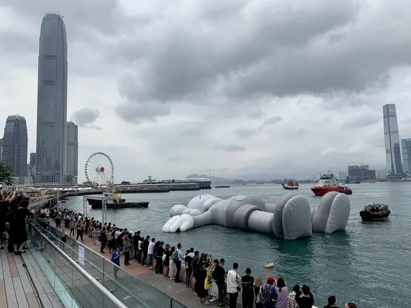 KAWS香港展出322_4_central_2.jpg
