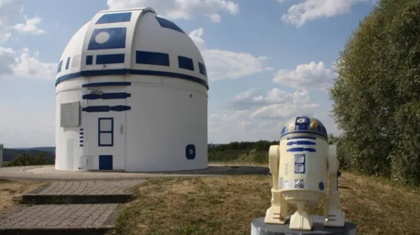 R2-D2天文台座落校園！「星際大戰」超級粉絲，德國教授改造天文台，成為巨型科幻機器人！