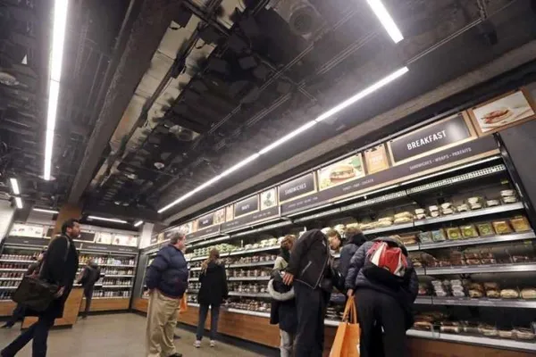 亞馬遜無人商店 Amazon GO，天花板裝有攝影機與感應器_風傳媒.jpg