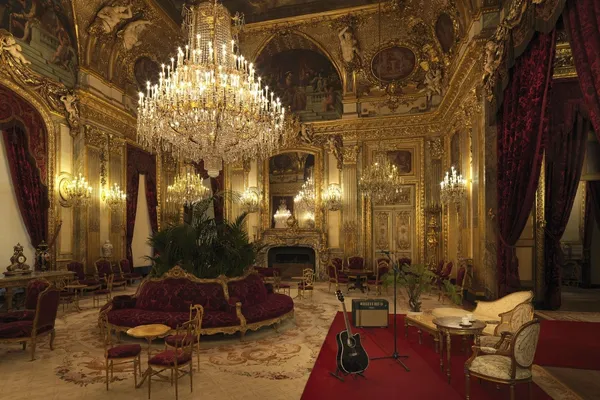 Airbnb-x-Louvre-©Julian-Abrams13-copy-min.jpg