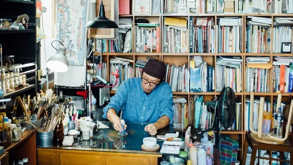 他用台灣土壤、礦石、植物，依古法自製天然顏料！專訪「台灣大地原色」創辦人洪晧倫