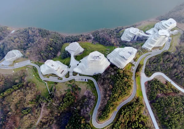 自然地景、綠能科技、智慧街區⋯⋯師法自然之道的世界當代建築！