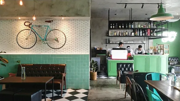 曼谷電車迷的絕佳觀測站！連名字都可愛的「Peak A Boo Café&Bar」