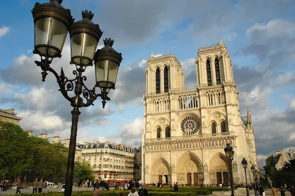 Notre_Dame_de_Paris.jpeg