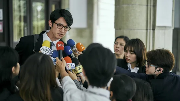 5.《我們與惡的距離》劇照_《我們與惡的距離》影視雙帝吳慷仁挑戰飾演法扶律師.jpg