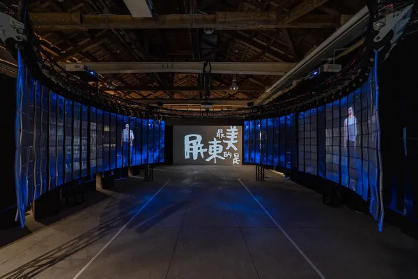《吟土風人》展區-環形劇場「風」與孩童手寫牆「人」（屏東縣府提供｜攝影師張國耀）.jpg