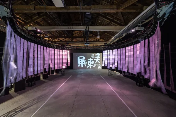 《吟土風人》展區-環形劇場「風」與孩童手寫牆「人」（屏東縣府提供｜攝影師張國耀）(4).jpg
