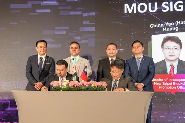 新北創力坊暨新北市區塊鏈推動辦公室主任黃經堯(前排右)與杜拜區塊鏈中心執行長Dr. Marwan A