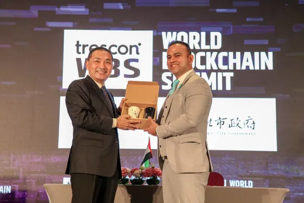 局府-新北市長侯友宜(左)與Trescon執行長Mr. Mohammed Saleem(右)互贈禮品