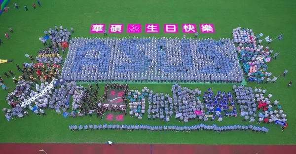 華碩員工以千人排字慶祝華碩三十生日快樂.jpg